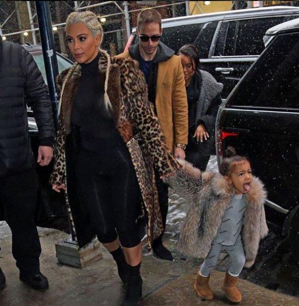 Kim Kardashian yine transparan