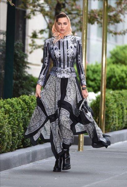 Irina Shayk başörtü taktı