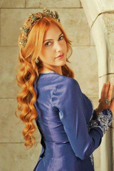 Meryem Uzerli'nin kızı Lara ilk kez görüntülendi