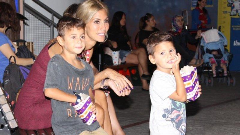 Çağla Şıkel oğullarıyla Anneler Günü'nü kutladı