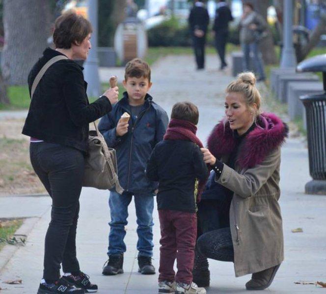 Çağla Şıkel oğullarıyla Anneler Günü'nü kutladı