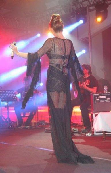 Funda Arar'dan cesur kıyafet 