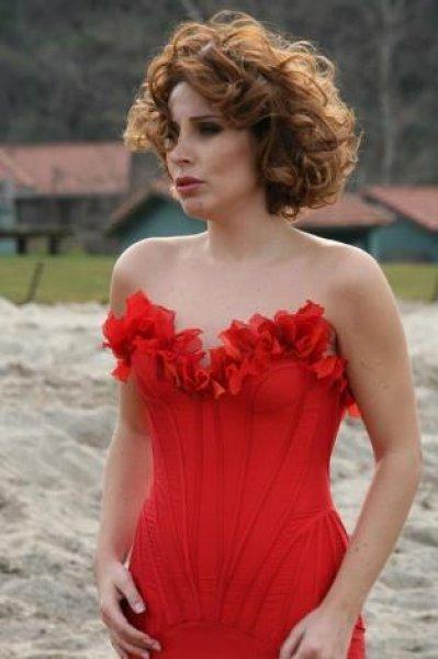 Funda Arar'dan cesur kıyafet 