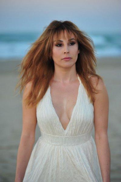 Funda Arar'dan cesur kıyafet 