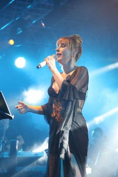 Funda Arar'dan cesur kıyafet 