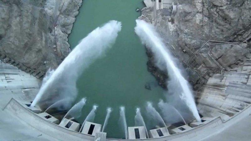 İsviçre'nin Mauvoisin Barajından muhteşem manzara 