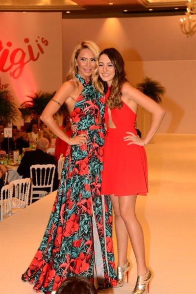 Ünlü anneler ve kızları podyumda 