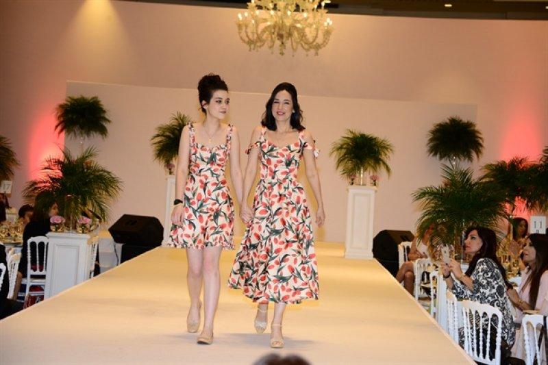 Ünlü anneler ve kızları podyumda 