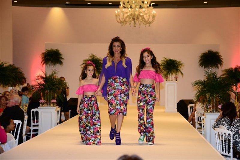 Ünlü anneler ve kızları podyumda 