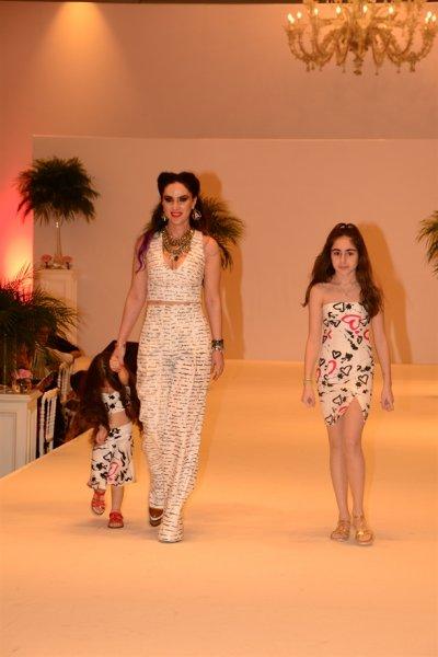 Ünlü anneler ve kızları podyumda 