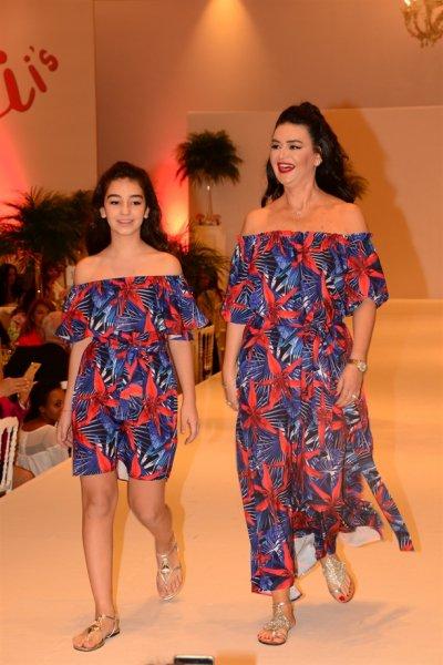 Ünlü anneler ve kızları podyumda 