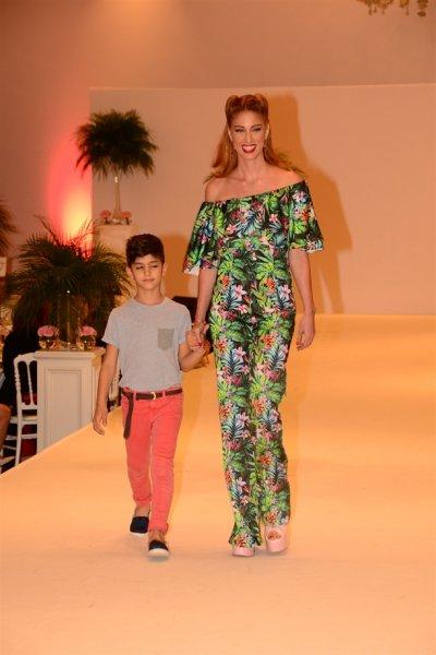 Ünlü anneler ve kızları podyumda 