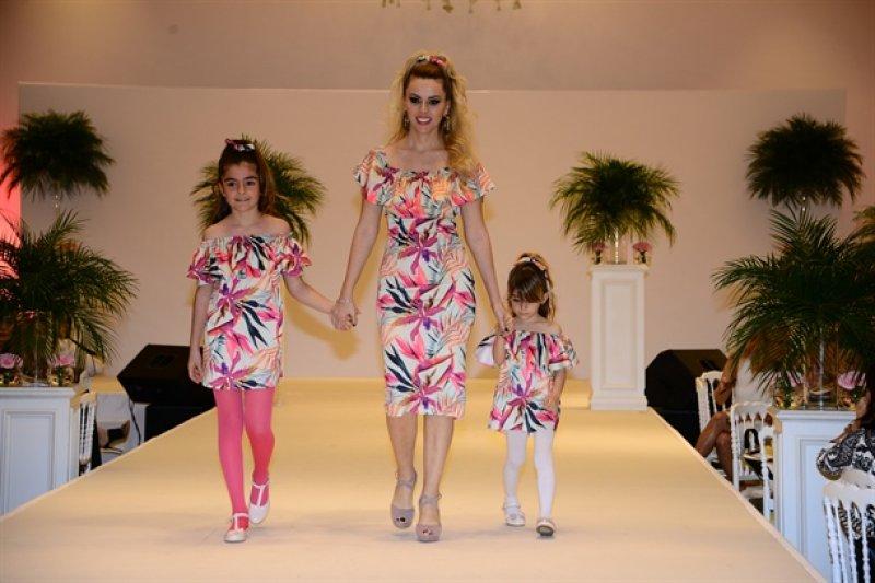 Ünlü anneler ve kızları podyumda 