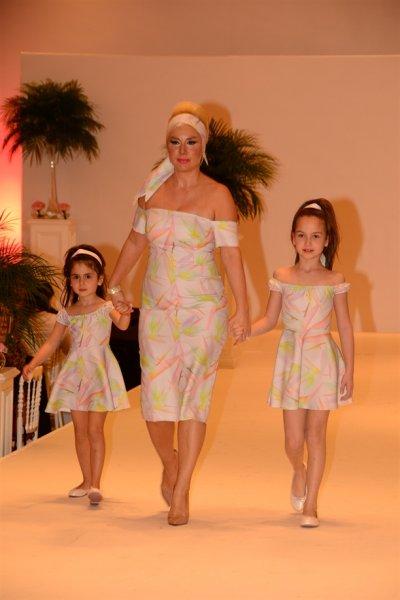 Ünlü anneler ve kızları podyumda 