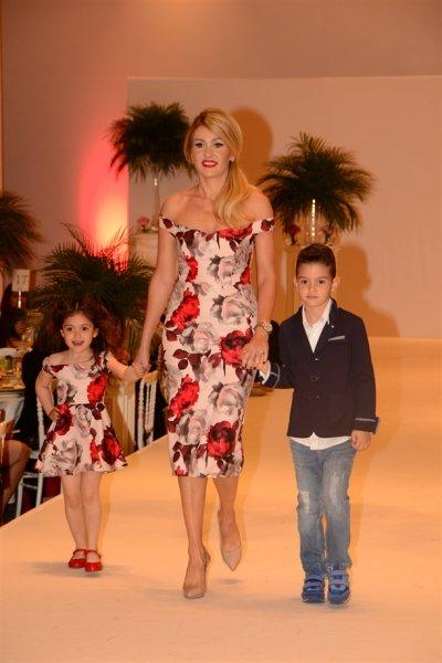 Ünlü anneler ve kızları podyumda 