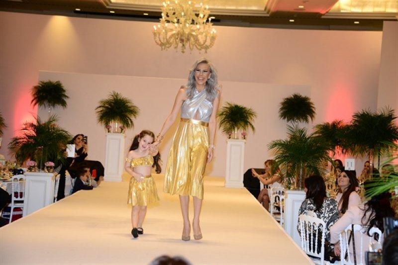 Ünlü anneler ve kızları podyumda 