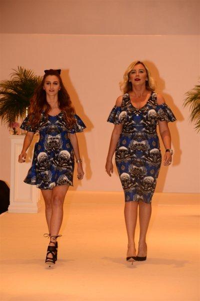 Ünlü anneler ve kızları podyumda 