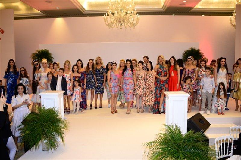 Ünlü anneler ve kızları podyumda 
