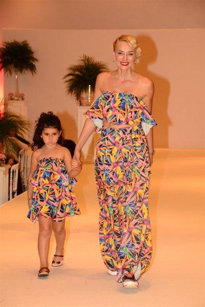 Ünlü anneler ve kızları podyumda 