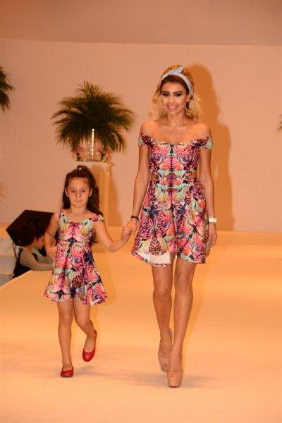 Ünlü anneler ve kızları podyumda 