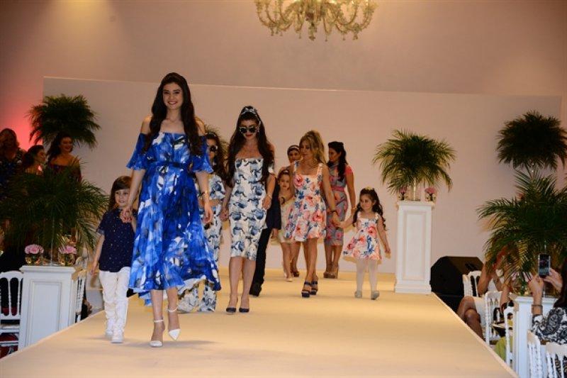 Ünlü anneler ve kızları podyumda 