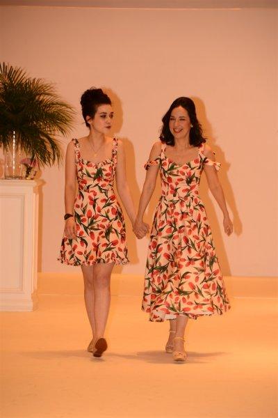 Ünlü anneler ve kızları podyumda 