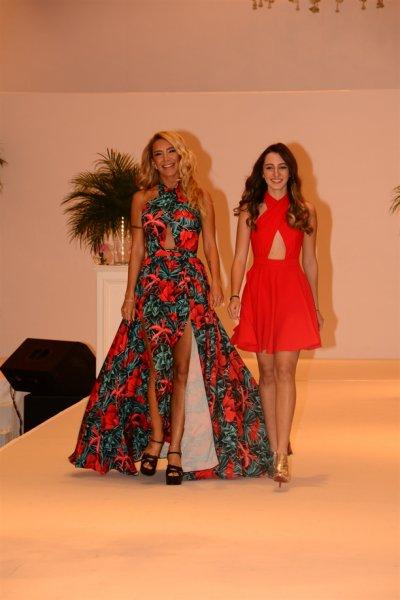 Ünlü anneler ve kızları podyumda 