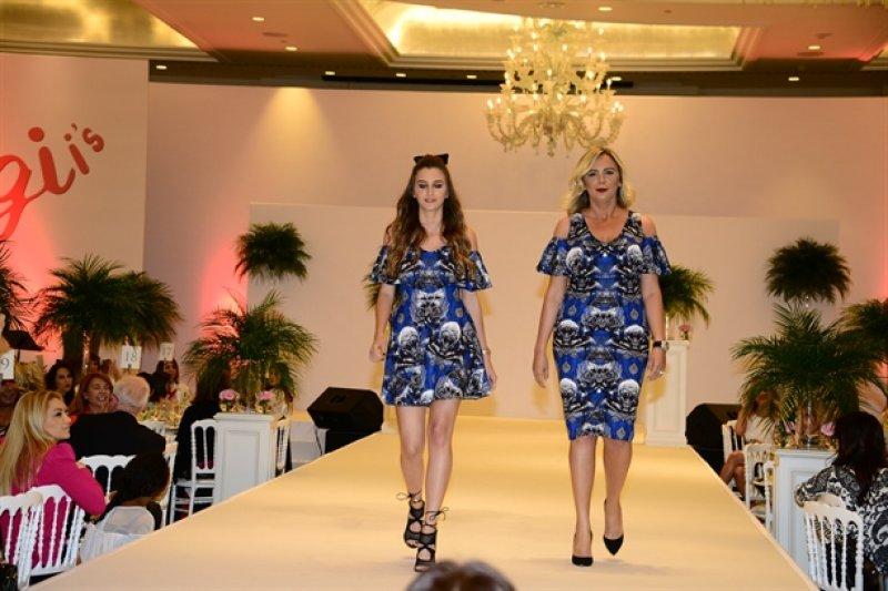 Ünlü anneler ve kızları podyumda 