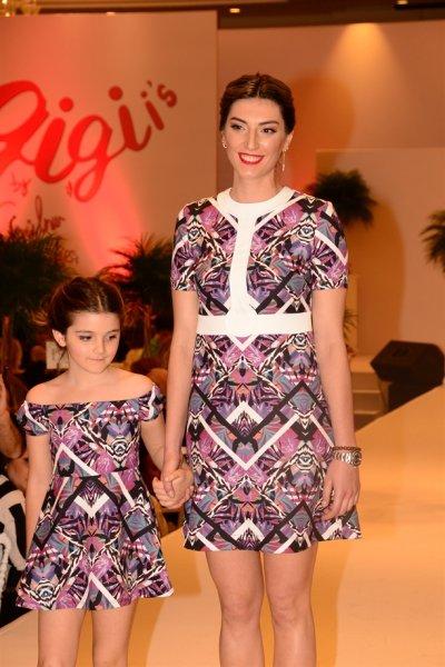 Ünlü anneler ve kızları podyumda 