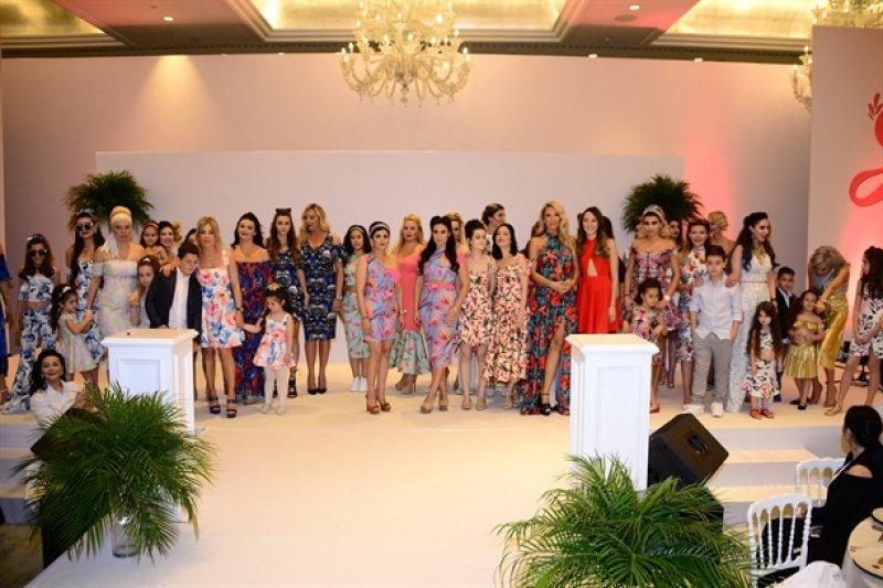 Ünlü anneler ve kızları podyumda 