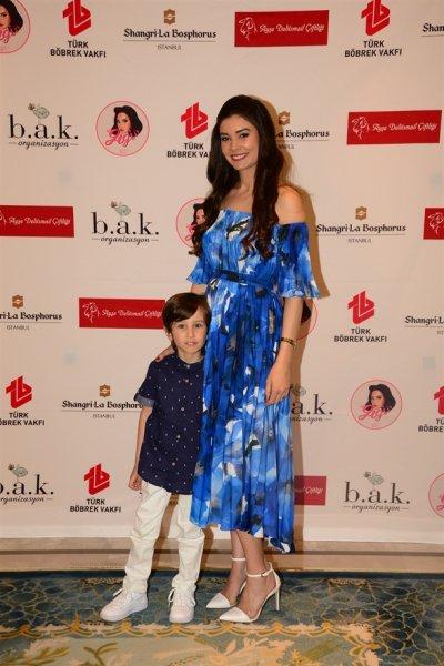 Ünlü anneler ve kızları podyumda 