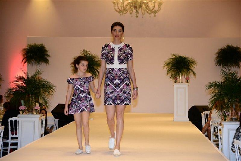 Ünlü anneler ve kızları podyumda 