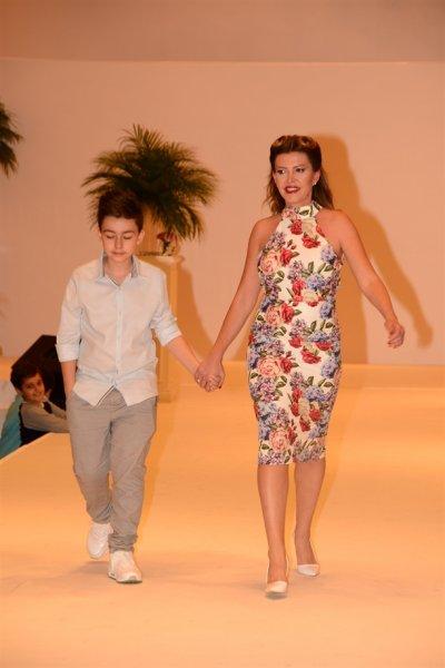 Ünlü anneler ve kızları podyumda 