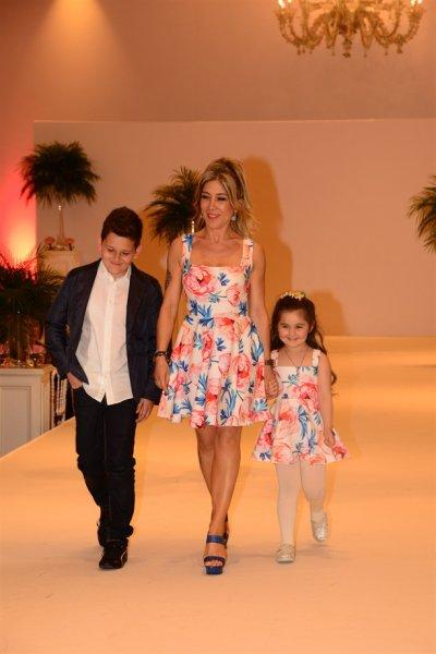 Ünlü anneler ve kızları podyumda 