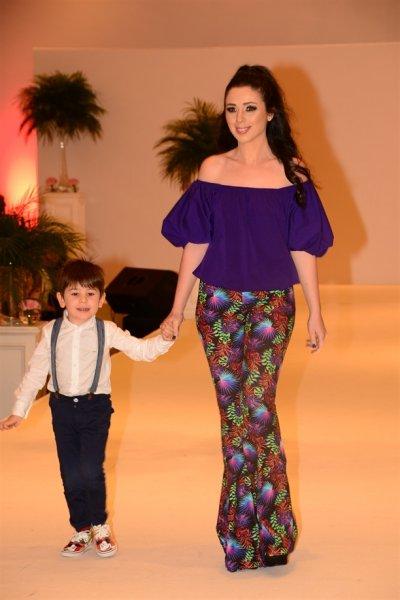 Ünlü anneler ve kızları podyumda 