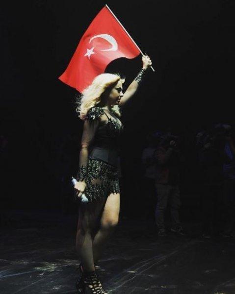 Hadise ile Murat Boz'dan samimi konser
