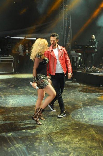 Hadise ile Murat Boz'dan samimi konser