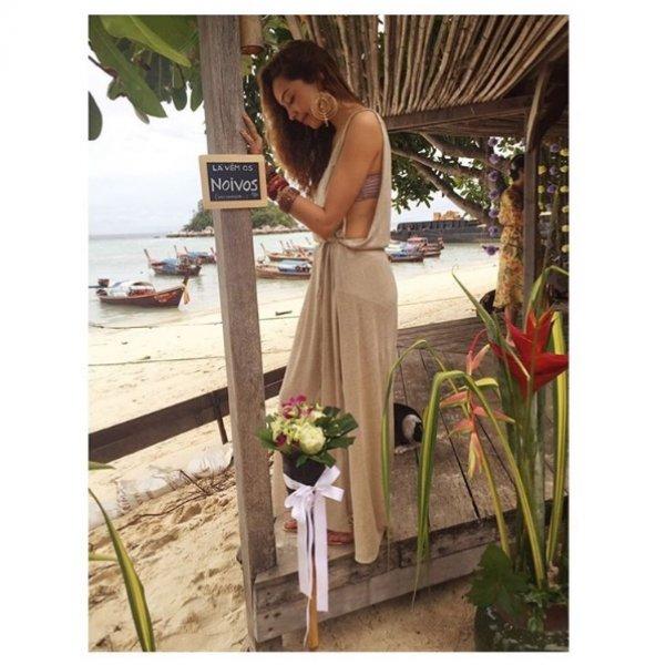 Azra Akın'dan tatil pozları 