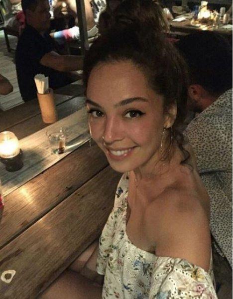 Azra Akın'dan tatil pozları 