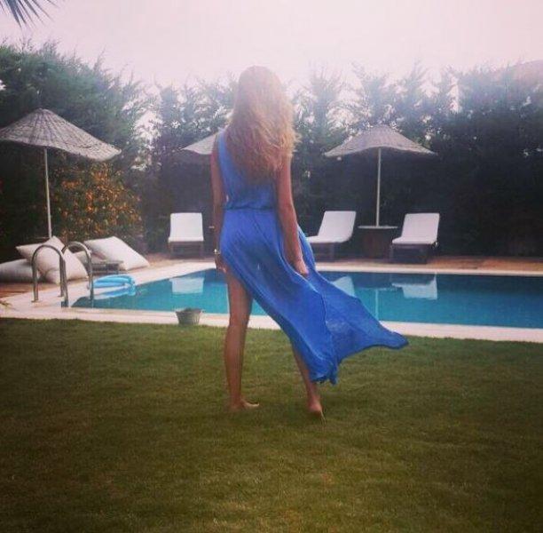 Azra Akın'dan tatil pozları 