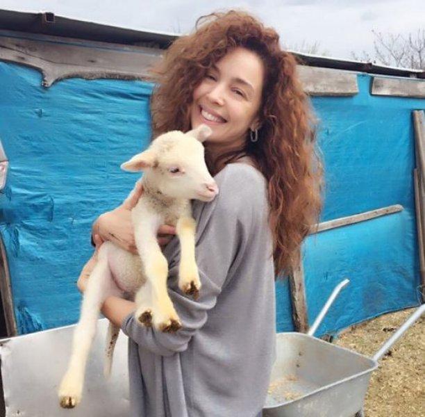 Azra Akın'dan tatil pozları 