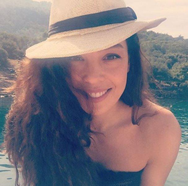 Azra Akın'dan tatil pozları 