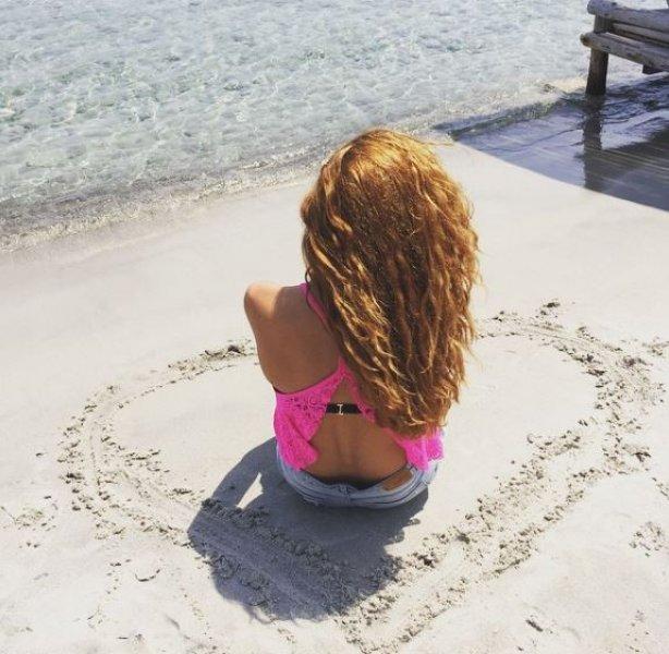 Azra Akın'dan tatil pozları 