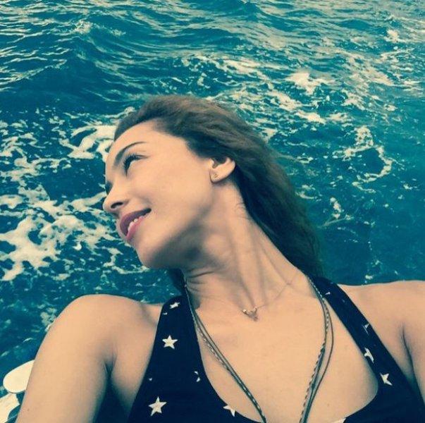 Azra Akın'dan tatil pozları 