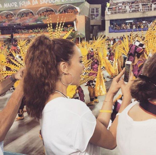 Azra Akın'dan tatil pozları 