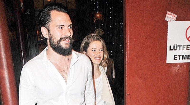 Hayat Şarkısı oyuncuları reyting kutlamasında