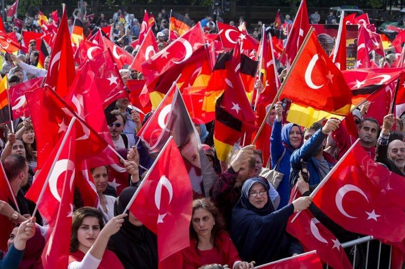Avrupa'da yaşayan Türkler Berlin'e akın etti - Resim 3