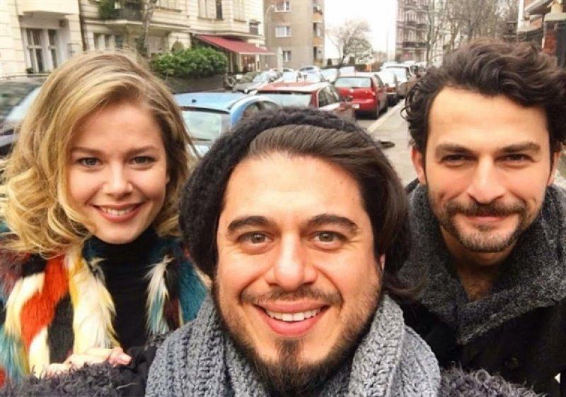 Hayat Şarkısı oyuncuları reyting kutlamasında