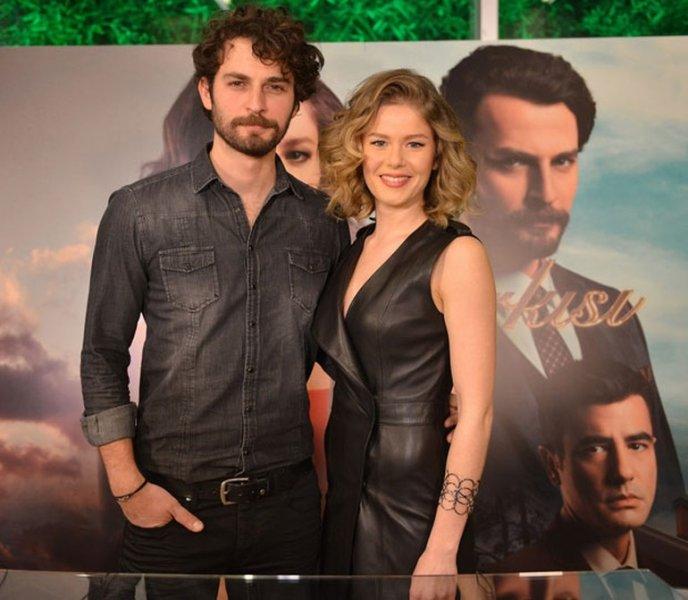 Hayat Şarkısı oyuncuları reyting kutlamasında