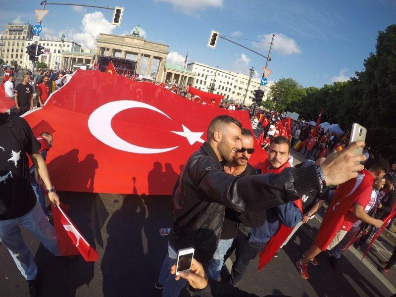 Avrupa'da yaşayan Türkler Berlin'e akın etti - Resim 16
